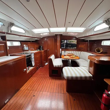 Sailboat In * בודרום