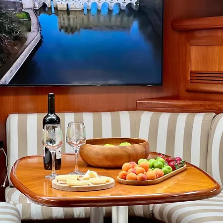 Sailboat In ספינת מלון *