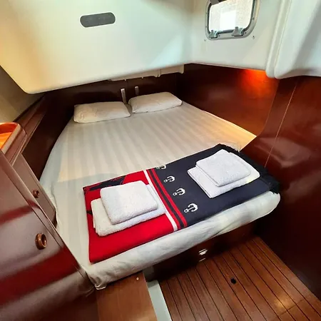 Sailboat In * בודרום