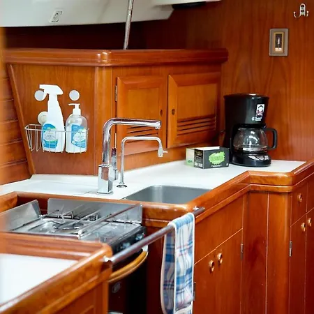 Sailboat In Úszó hotel *