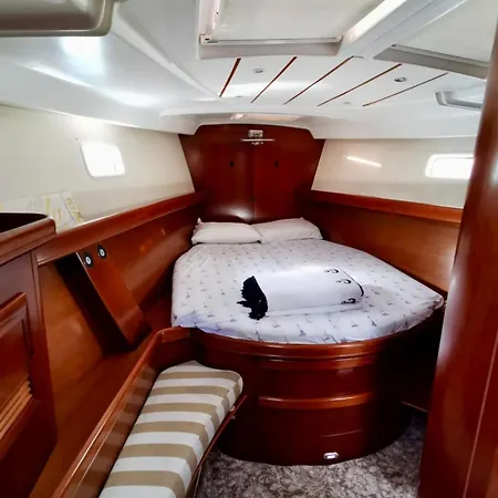 Sailboat In Úszó hotel