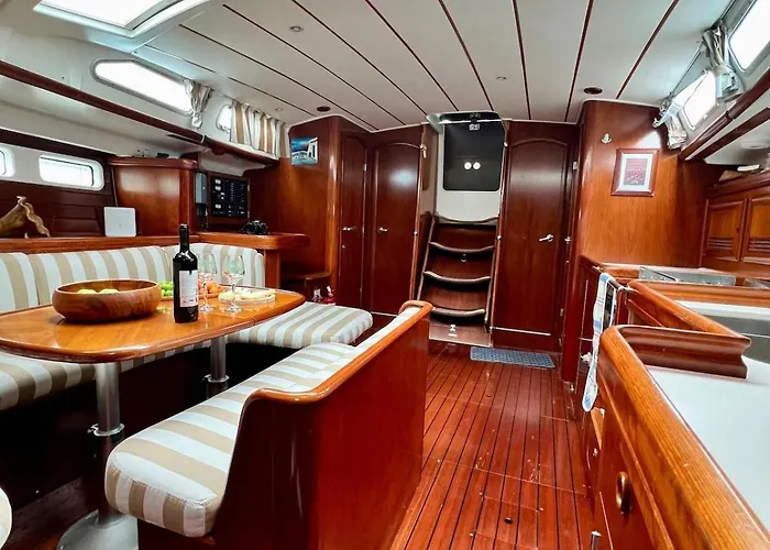 Sailboat In Πλωτό κατάλυμα