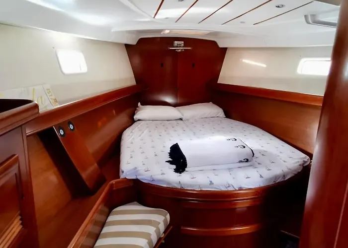 Sailboat In Πλωτό κατάλυμα