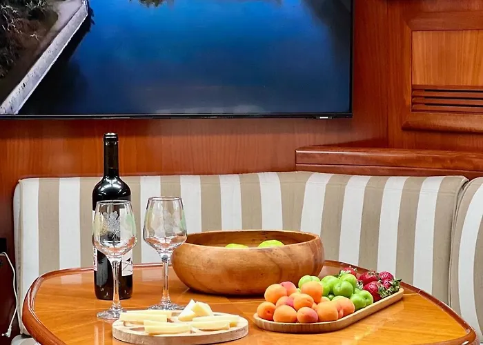 Sailboat In Πλωτό κατάλυμα *