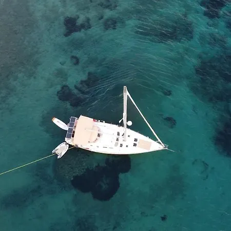 Sailboat In Hotel en barco *