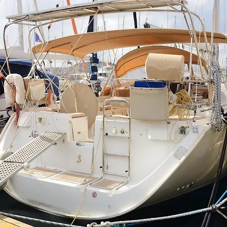 Hotel en barco Sailboat In