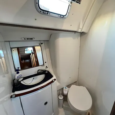 Hotel en barco Sailboat In