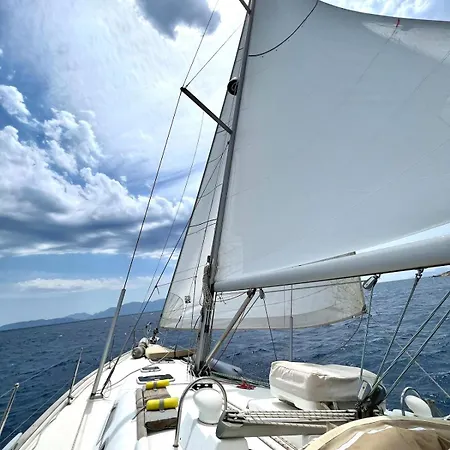 Sailboat In Hotel en barco *