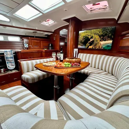 Sailboat In Hotel en barco