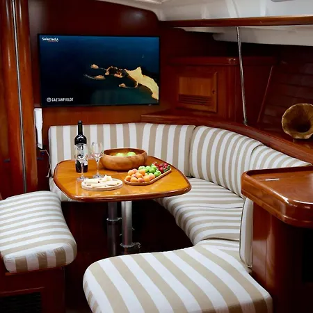 Sailboat In Hotel en barco *
