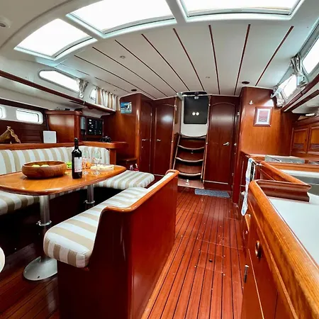 Sailboat In Hotel en barco