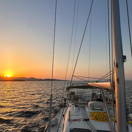 Hotel en barco Sailboat In