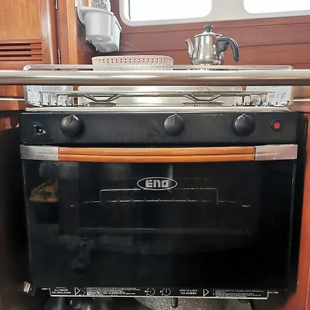 Ботель Sailboat In